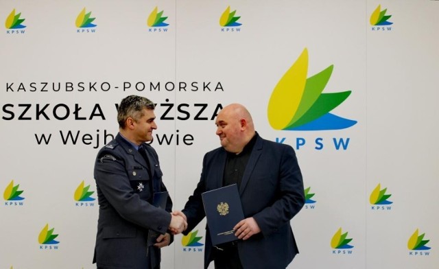 Na zdjęciu dyrektor aresztu mjr. Grzegorz Woscholski i kanclerz KPSW Rafał Gierszewski