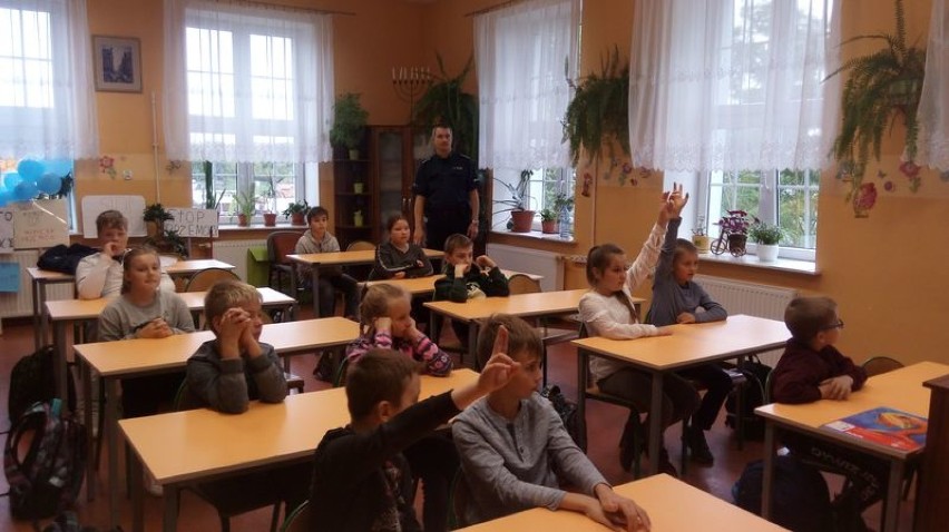Policjanci w szkole w Dzierzgoniu