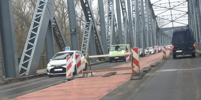 Remont mostu w Toruniu trwa już blisko rok.