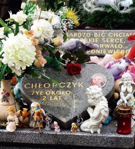 Grób chłopczyka na cmentarzu komunalnym w Cieszynie