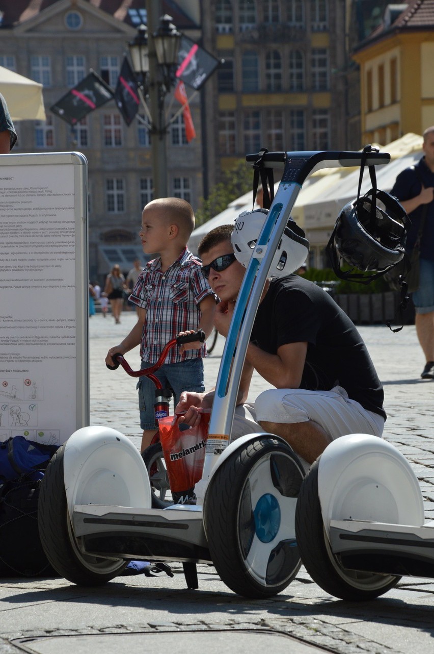 O segwaye pyta wiele osób spacerujących po Rynku