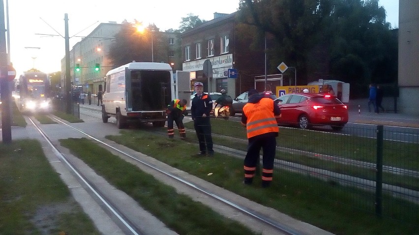 Zderzenie auta z tramwajem na Mogilskiej [ZDJĘCIA, WIDEO]