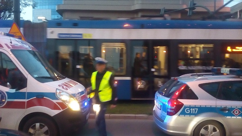 Zderzenie auta z tramwajem na Mogilskiej [ZDJĘCIA, WIDEO]