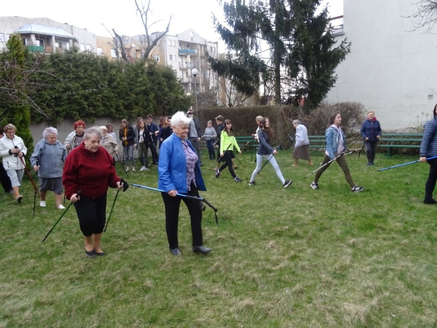 Uczniowie Szkoły Podstawowej nr 7 zachęcali seniorów do uprawiania sportu 