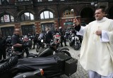 Legnica: Poświęcenie motocykli, skuterów, guadów przed katedrą