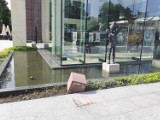 Mężczyzna oderwał marmurowy bloczek przy Filharmonii Kaszubskiej i chciał go wrzucić do fontanny