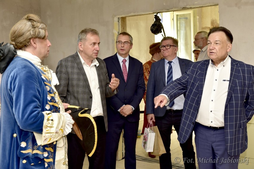 Kilkadziesiąt zabytkowych żyrandoli zostało przekazanych do kutnowskiego Muzeum Regionalnego do nowo powstającego kompleksu muzealnego w Pałacu Saskim