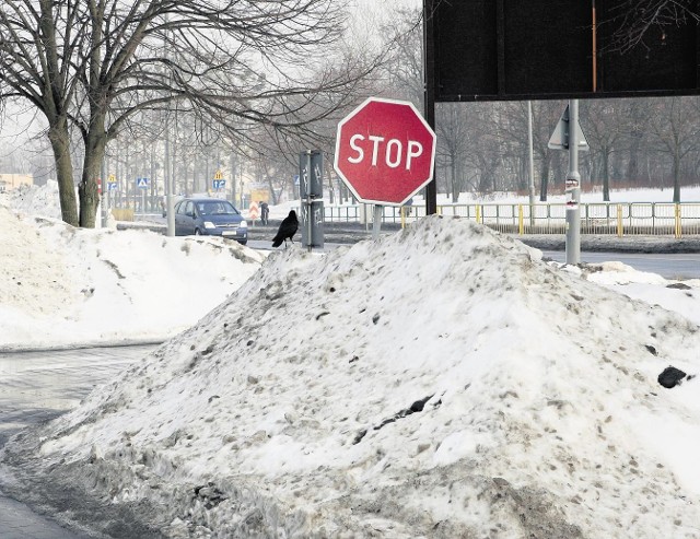 Na osiedlach nie ma już miejsca na składowanie śniegu