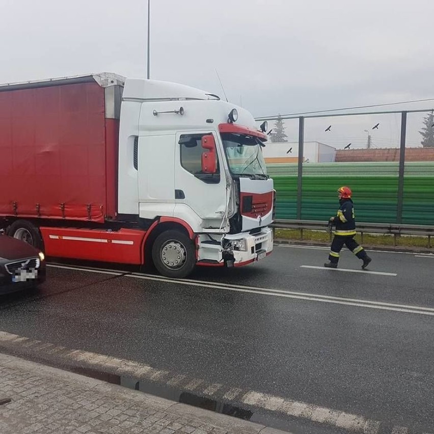 Zderzenie dwóch osobówek i samochodu ciężarowego w Białych Błotach [zdjęcia]