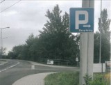 Parkowanie pod Dębowcem w Bielsku-Białej: bezpłatny parking wciąż za słabo oznaczony, a informacja o płatnym parkingu ZIAD wprowadza w błąd