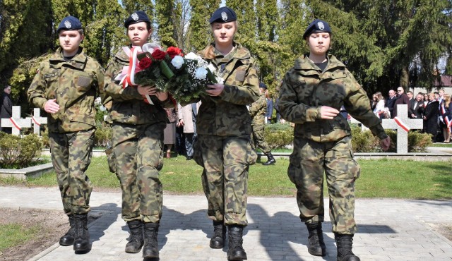 Składającym wieńce asystowała młodzież z klas mundurowych. fot.