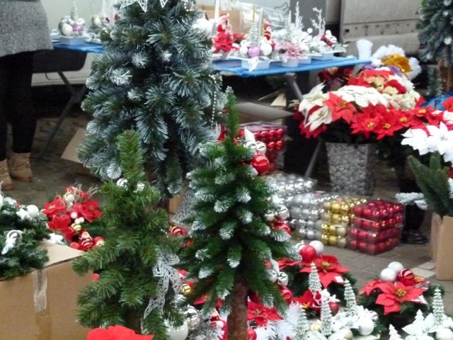 Na targowisku miejskim w Zduńskiej Woli widać przygotowania do Świąt Bożego Narodzenia