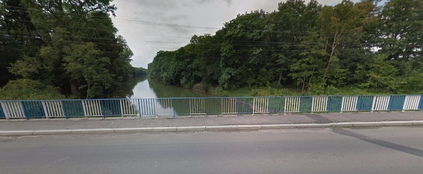 Mężczyzna skoczył z mostu w Otmuchowie. Przechodnie myśleli, że to próba samobójcza
