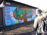 Uczniowie z artystami wykonali grafiti przy szkole promujące Tydzień Edukacji Globalnej