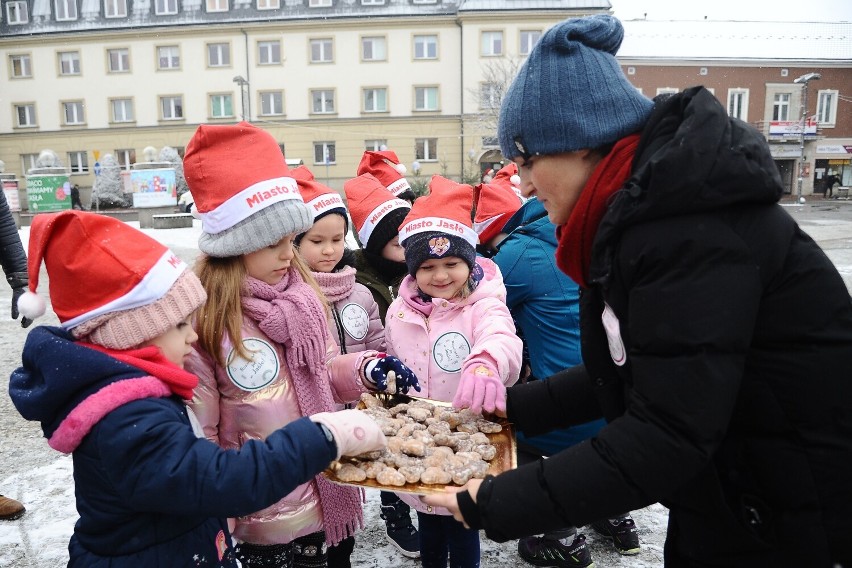 Dwadzieścia choinek na Rynku w Jaśle. Przyozdobili je uczniowie szkół miejskich [GALERIA]