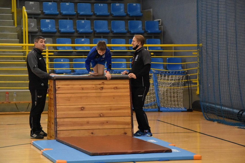 Ostrów Wielkopolski. Młodzi adepci piłki nożnej nie zwalniają tempa nawet w ferie. Zaś jak bezpiecznie je spędzić przypominają policjanci  