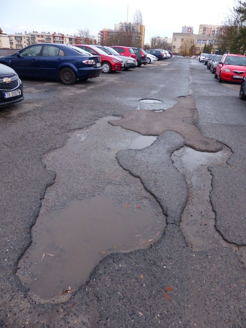 Naprawa dziurawej ulicy Piłsudskiego w Kielcach musi poczekać do wiosny, bo... wyrwy są za małe. Zobaczcie zdjęcia 