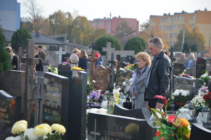 Rekorodowy wynik łowickiej kwesty PTTK na rzecz ratowania zabytkowych grobów  [ZDJĘCIA i PODZIĘKOWANIA]