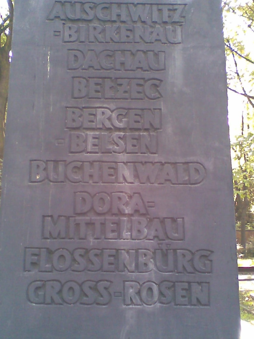 Fragment pomnika ku pamięci pomordowanych podczas II wojny...