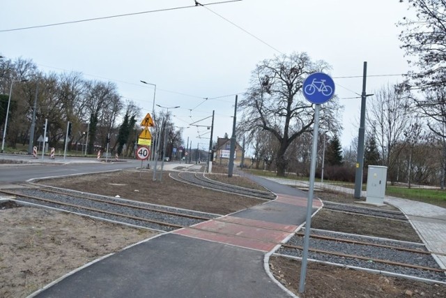 Na Kostrzyńskiej wylano kolejne kawałki asfaltu i trwają w tym miejscu też prace brukarskie. Należy zaznaczyć, że remont ul. Kostrzyńskiej to naprawdę duża inwestycja: rozpoczyna się już przy Al. 11 Listopada i kończy na wyjeździe z miasta. 

Dla większości kierowców najważniejsza informacja to ta, że już od jakiegoś czasu ulica jest przejezdna. Wciąż jednak przystanki komunikacji miejskiej nie znajdują się "na swoim miejscu".

Obecnie trwa remont/budowa/rozbiórka wiaduktu przy Al. 11 Listopada. W kilku miejsach ulicy pojawia się też asfalt. Więcej dowiecie się z aktualnego, zdjęciowego raportu z tej inwestycji.

WIDEO: Policjanci zatrzymali mężczyznę, podejrzanego o włamania do kościołów i okradanie skarbonek
