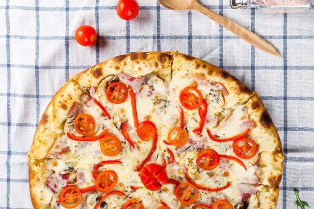 Pizza cieszy się popularnością niemal na całym świecie. Został ustanowiony nawet Międzynarodowy Dzień Pizzy, który obchodzimy 9 lutego. Sprawdzamy, jaki wpływ na zdrowie ma jedzenie pizzy.