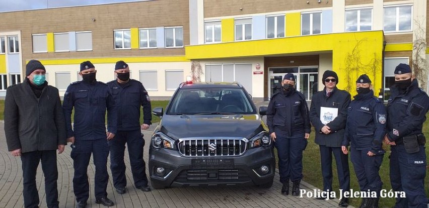 Nowy, nieoznakowany radiowóz dla policjantów z Karpacza. Zakup wsparła gmina Podgórzyn
