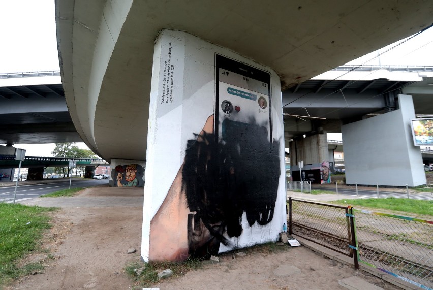 Mural pod Trasą Zamkową z wiadomościami Iwaszkiewicza znowu został zniszczony 