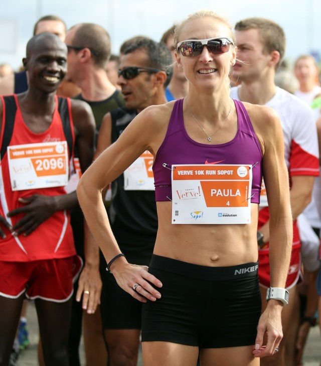 Brytyjka Paula Radcliffe. Miłośnikom biegania tej postaci bliżej przedstawiać nie trzeba. Znakomita, była zawodniczka jest rekordzistką świata w maratonie. W 2003 roku w Londynie przebiegła dystans 42 km i 195 m w czasie 2:15,25. Tego fenomenalnego wyniku do dziś nie udało się poprawić, mimo kilku prób, podejmowanych przez zawodniczki z Afryki.