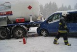 W Kościelisku bus wjechał w cysternę z gazem [FOTO][FILM]