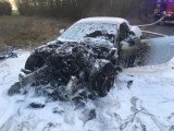 Pożar samochodu osobowego w Ocieszynie. Auto zapaliło się w trakcie jazdy