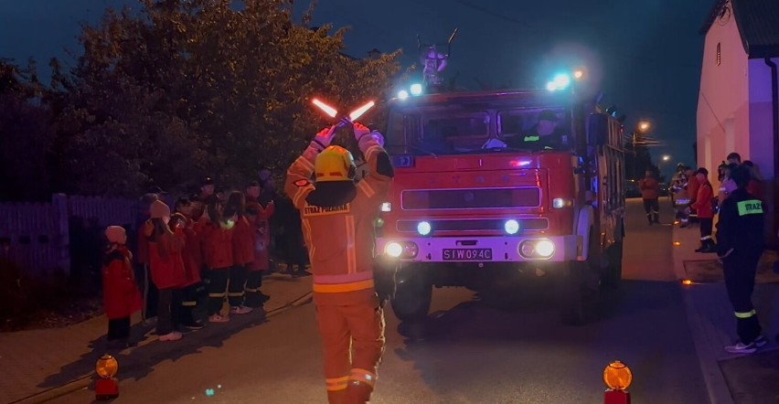 Powitanie wozu bojowego w OSP w Gaszynie. Samochód podarowali strażacy z Masłowic