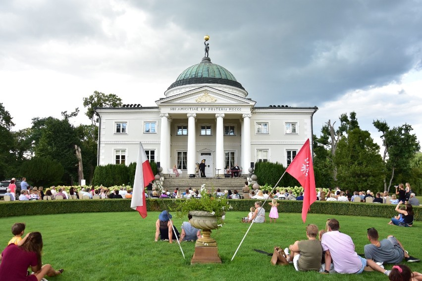 Koncert na trawie w Pałacu Lubostroń. Zbierano datki na...