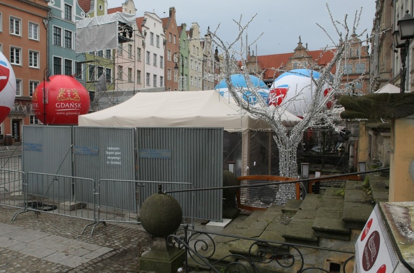 Miasto zastawiło metalowym ogrodzeniem nielegalny ogródek na Długim Targu [ZDJĘCIA]