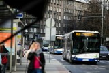 Plaga nieodpowiedzialnych kierowców w Krakowie. Zajeżdżają drogę autobusom MPK, cierpią pasażerowie