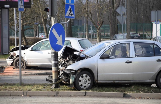 Na skrzyżowaniu pod inowrocławskim ratuszem zderzyły się skoda z volkswagenem. Do szpitala na badania trafiła kobieta jadąca volkswagenem