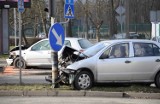 Inowrocław. Zderzenia volkswagena ze skodą na skrzyżowaniu pod ratuszem w Inowrocławiu. Jedna osoba w szpitalu. Zdjęcia