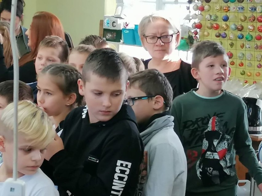 Uczniowie szkoły w Strugach poznali tajniki produkcji bombek[FOTO]