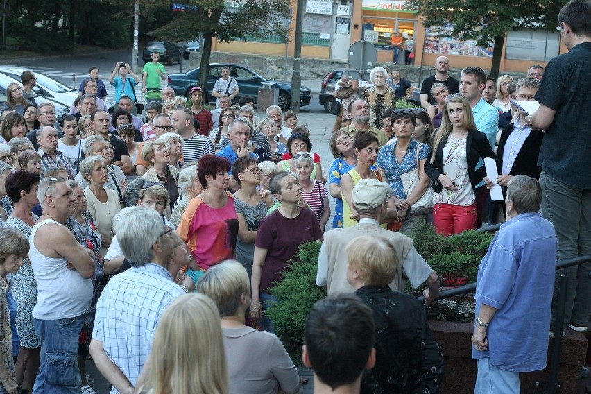 Protest na Cieszkowskiego w Łodzi. Mieszkańcy nie chcą tam marketu [ZDJĘCIA]