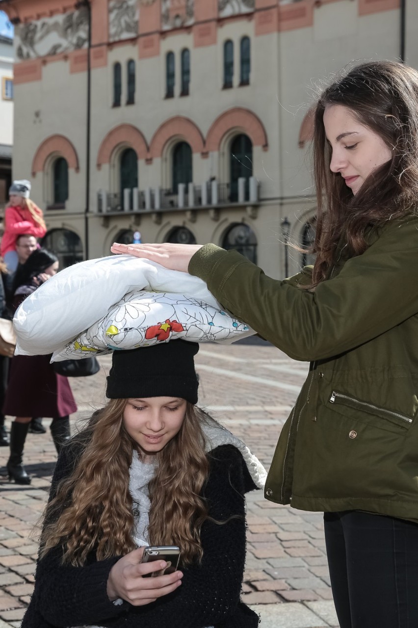 Wielka, szalona i radosna "Krakowska Bitwa Na Poduszki"! [ZDJĘCIA]