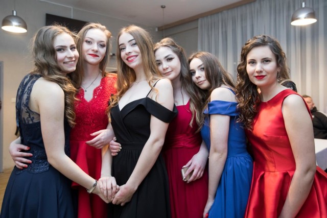 Tegoroczni maturzyści z XII Liceum Ogólnokształcącego w Bydgoszczy bawili się w restauracji Cztery Pory Roku.