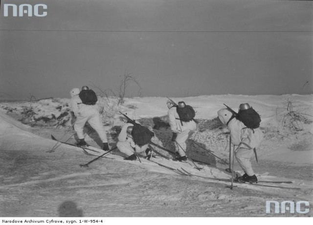 Manewry wiosenne w rejonie Przemyśl - Lwów. Podoficerski patrol piechoty na nartach w maskowaniu zimowym na zwiadach.
Data wykonania zdjęcia: 1934-03.
