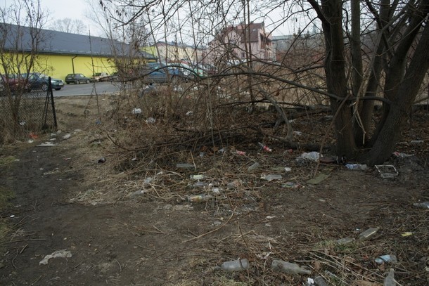 Za jednym z dyskontów przy Żeromskiego w Żywcu nieznani sprawcy notorycznie wyrzucają rożne śmieci