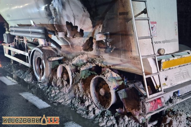Pożar ciężarówki przewożącej cement na drodze krajowej nr 45 w Trzebiszynie