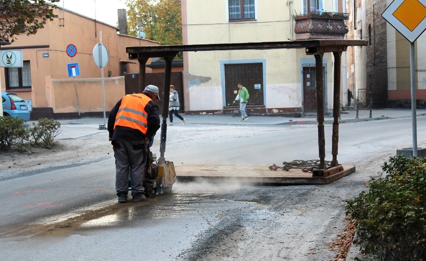 Rozpoczął się remont drogi wojewódzkiej na pakoskim Rynku [zdjęcia]