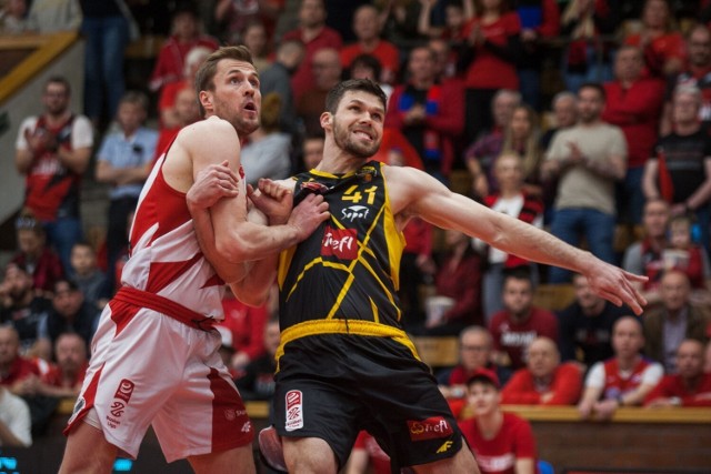 Derbowy mecz Czarnych Słupsk z Treflem Sopot pokazał dobitnie, że więcej radości z gry w koszykówkę mają słupszczanie