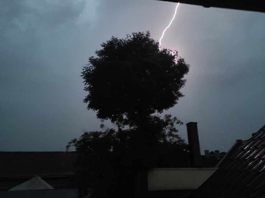 Potężna burza z piorunami nad powiatem pleszewskim