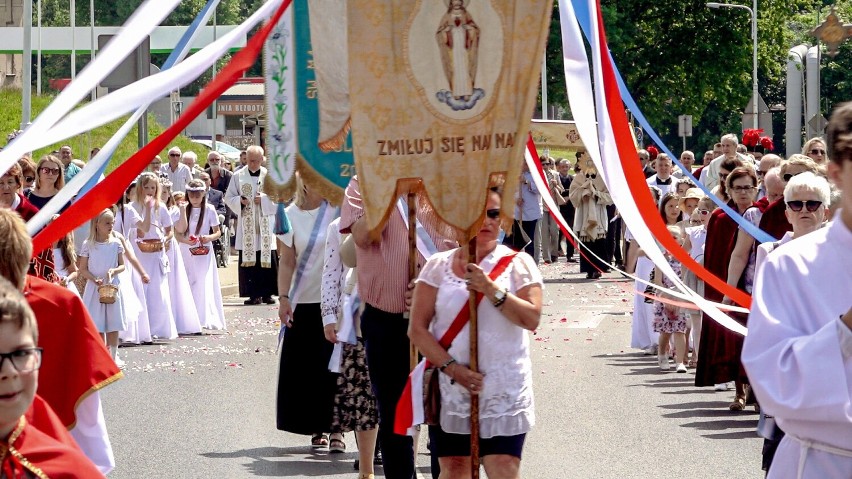 Największa w Wałbrzychu procesja Bożego Ciała przeszła przez Podzamcze