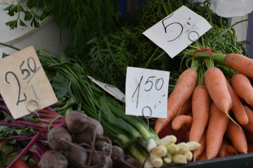 Ceny warzyw i owoców na miejskich targowiskach. Sprawdź, ile zapłacisz w Zamościu za truskawki, czereśnie, kapustę, ziemniaki...[ZDJĘCIA]