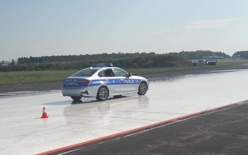 Opolscy policjanci szkoli umiejętności za kierownicą radiowozów na torze wyścigowym w Kamieniu Śląskim 
