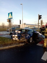 Toruń. Wypadek z udziałem samochodu osobowego i ciężarówki. Jedna osoba w szpitalu